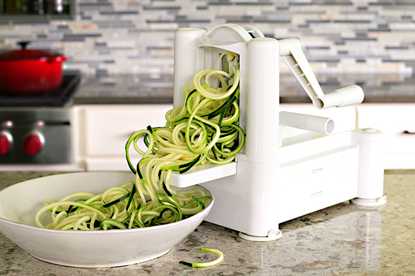 https://www.raisinandfig.com/wp-content/uploads/2014/06/zucchini-pasta-in-spiralizer1.jpg